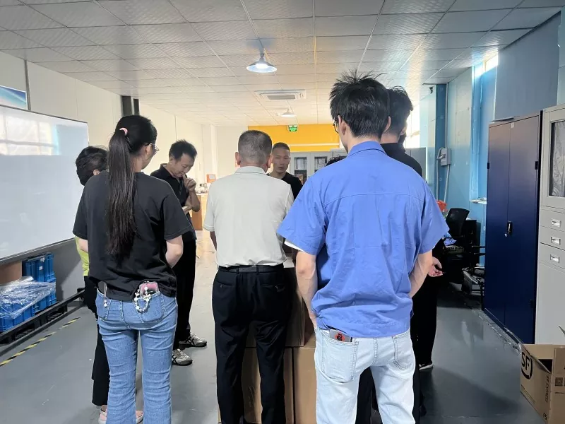 Huddle ຕອນເຊົ້າປະຈໍາວັນຂອງ TAIFNO: ທຸກໆພະແນກສອດຄ່ອງກັບຄຸນນະພາບແລະການຈັດສົ່ງຕາມເວລາ